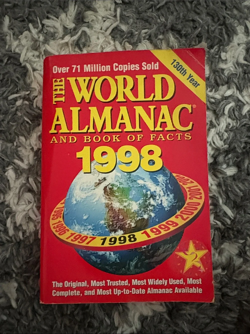The World Almanac and Book of Facts 1998 - Red Edition